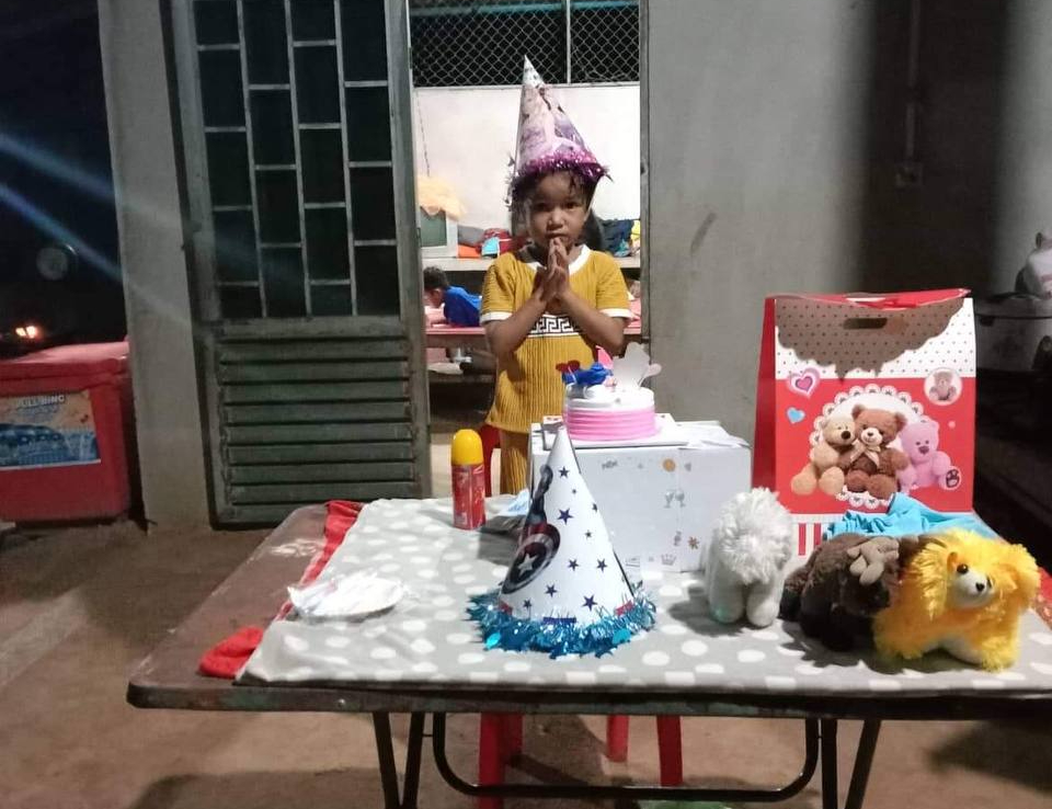 Kindergarten: Sengly freut sich sehr über das Geburtstagsgeschenk ihrer Paten